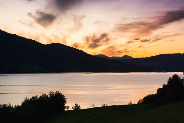 Vacker utsikt över fjorden på en bakgrund av en ljus sunset himmel. Norge — Stockfoto