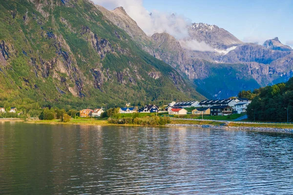 Quente noite de verão nas montanhas contra o pano de fundo do lago. Noruega — Fotografia de Stock