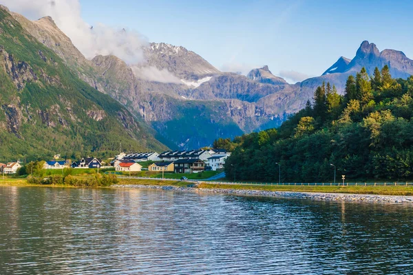 Quente noite de verão nas montanhas contra o pano de fundo do lago. Noruega — Fotografia de Stock