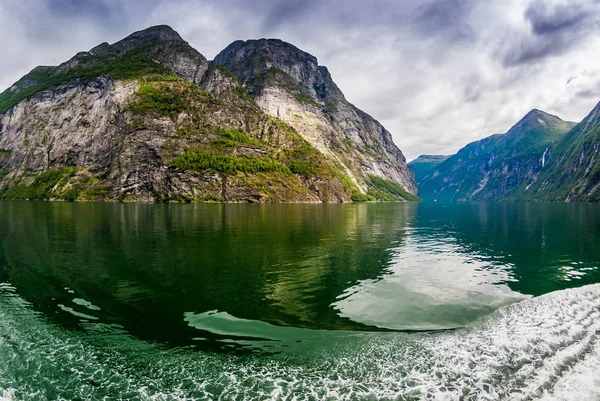 Lenyűgöző kilátás nyílik a Geirangerfjord. A megye több og Romsdal. Norvégia — Stock Fotó