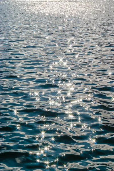 A game of sunlight on the surface of the water. Norway — Stock Photo, Image