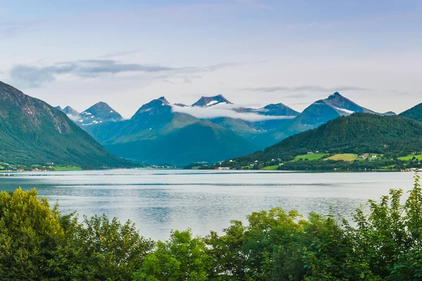 Lenyűgöző kilátás nyílik a fjordra. A megye több og Romsdal. Norvégia — Stock Fotó