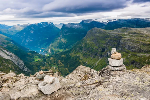 Dalsnibba dağın tepesine inanılmaz manzara Geirangerfjord için. Norveç — Stok fotoğraf