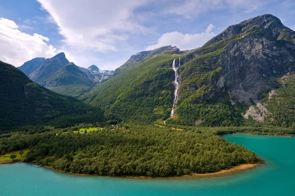 País do Norte. Vista do lago, montanhas e cachoeira. Noruega — Fotografia de Stock