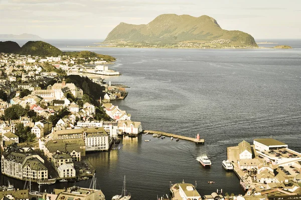 オーレスン、ノルウェー海の眺め。ビンテージ スタイルです。ノルウェー — ストック写真