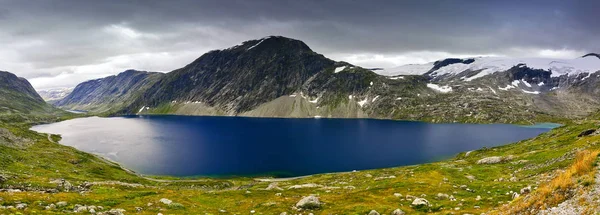 Lac frumos și reflecție montană la Dalsnibba, Valea Geiranger, Norvegia . — Fotografie, imagine de stoc