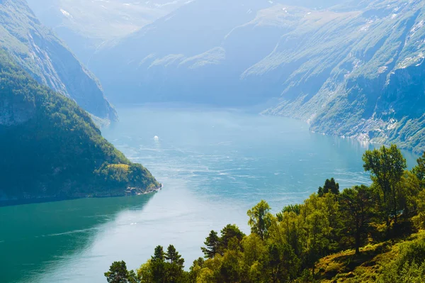Lenyűgöző kilátás nyílik a fjordra. A megye több og Romsdal. Norvégia — Stock Fotó
