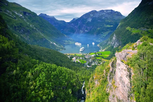 Потрясающий вид на Гейрангер-фьорд. Графство Мор-ог-Ромсдаль. Норвегия — стоковое фото
