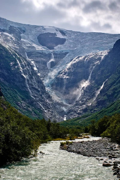 出生地に落ちる。Jostedalsbreen.The 郡のより og ムーレ。ノルウェー — ストック写真