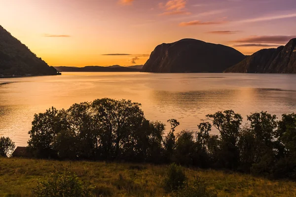 Gyönyörű kilátás a fjord, a háttér világos napnyugtakor ég. Norvégia — Stock Fotó