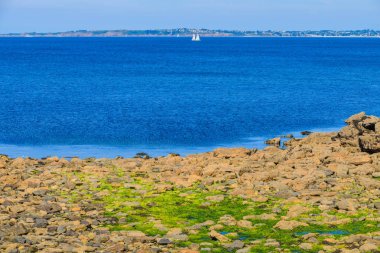 Crozon Yarımadası 'nda inanılmaz bir deniz manzarası var. Finister. Britanya..