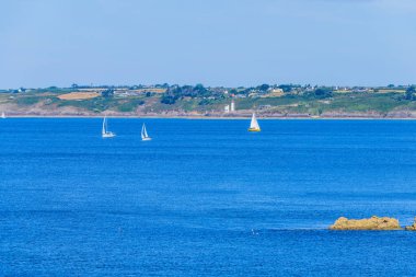 Crozon Yarımadası 'nda inanılmaz bir deniz manzarası var. Finister. Britanya..