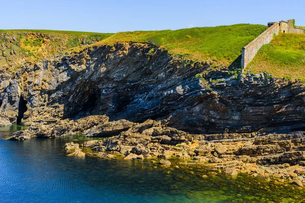 Opuštěná pevnost na poloostrově Crozon. Finistere. Brittany. Fran — Stock fotografie