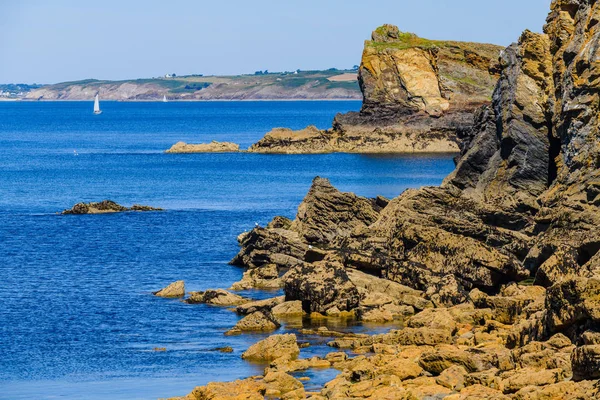Otroligt sjölandskap på Crozonhalvön. Fruktansvärt. Bretagne. — Stockfoto