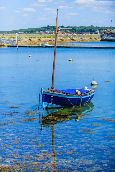 Krajina s osamělou lodí v Camaret-sur-Mer. Finistere. Brit — Stock fotografie