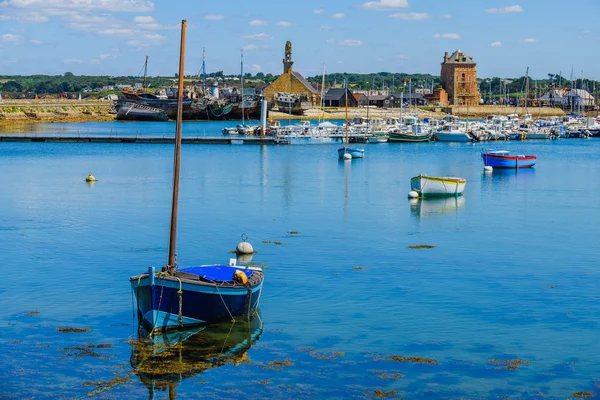 Krajina s loděmi v Camaret-sur-Mer. Finistere. Brittany. Fr — Stock fotografie