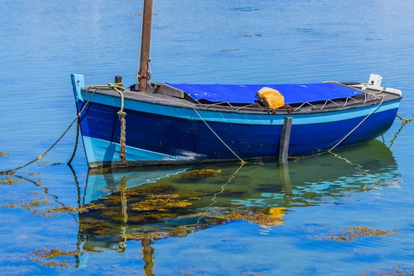 Paesaggio con una barca solitaria a Camaret-sur-Mer. Finister. Regno Unito — Foto Stock