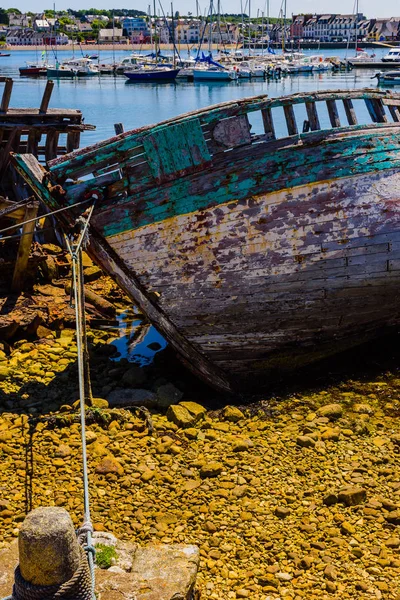 Fragment of an old abandoned ship. Camaret-sur-Mer.Brittany. Fra — Stock Photo, Image