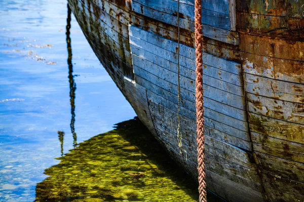 Фрагмент старого заброшенного корабля. Камаре-сюр-Мер.Бриттани. Фра — стоковое фото
