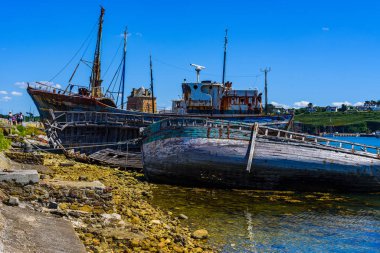 Camaret-sur-Merany limanında terk edilmiş eski bir gemi. Britanya. Fran.