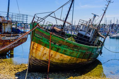 Camaret-sur-Merany limanında terk edilmiş eski bir gemi. Britanya. Fran.
