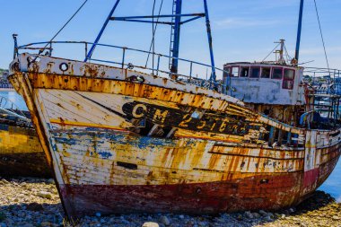 Camaret-sur-Merany limanında terk edilmiş eski bir gemi. Britanya. Fran.