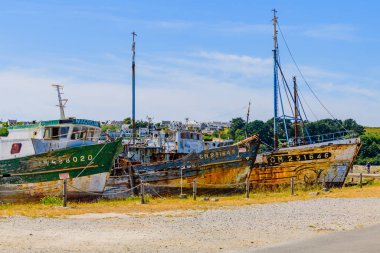 Camaret-sur-Merany limanında terk edilmiş eski bir gemi. Britanya. Fran.