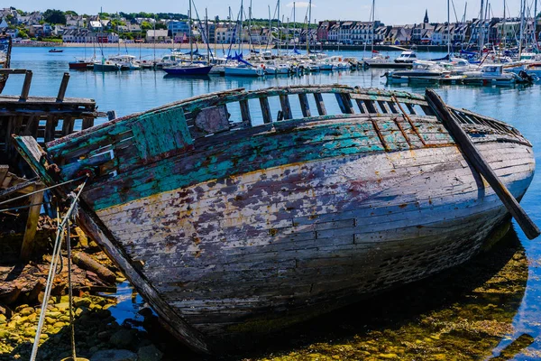 一艘旧废弃船的碎片卡马雷-苏尔-梅尔.布列塔尼.弗拉 — 图库照片
