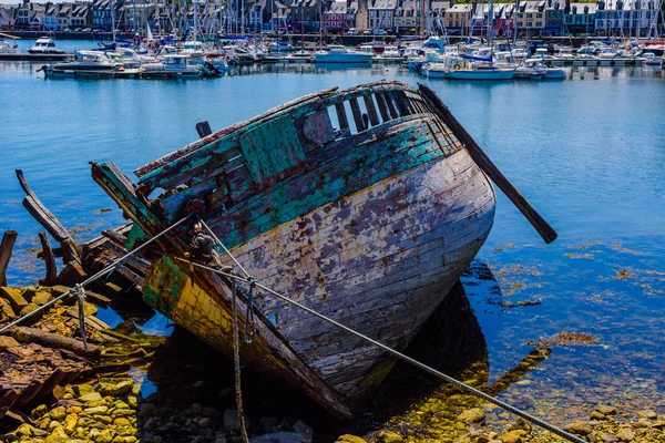 古い船は、キャマレット・シュル・メールの港で放棄されました。フラン — ストック写真