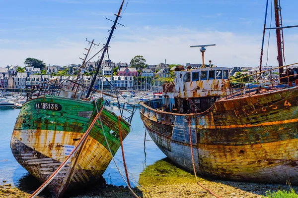 Old abandoned ship in the port of Camaret-sur-Mer.Brittany. Fran — Stock Photo, Image