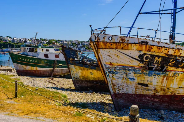 Gamla övergivna fartyg i hamnen i Camaret-sur-Mer.Bretagne. Fran Ordförande — Stockfoto