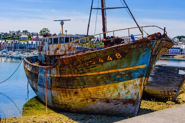 Gamla övergivna fartyg i hamnen i Camaret-sur-Mer.Bretagne. Fran Ordförande — Stockfoto