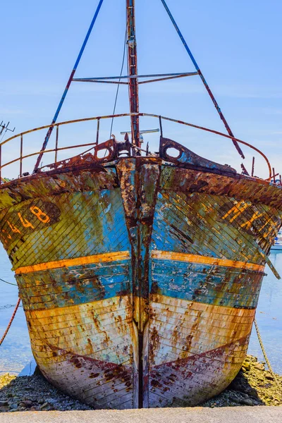 Stary opuszczony statek w porcie Camaret-sur-Mer.Brittany. Fran. — Zdjęcie stockowe