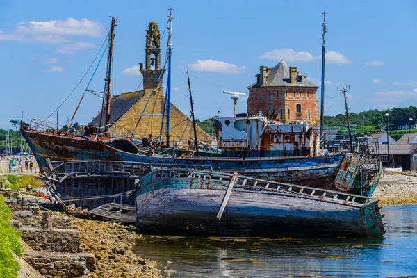 Antiguo barco abandonado en el puerto de Camaret-sur-Mer.Bretaña. Fran. — Foto de Stock