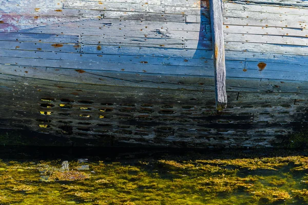 Fragment van een oud verlaten schip. Camaret-sur-Mer. Bretagne. fra — Stockfoto