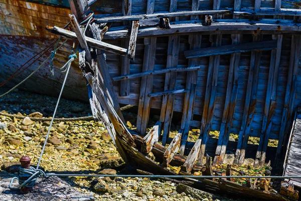 Фрагмент старого заброшенного корабля. Камаре-сюр-Мер.Бриттани. Фра — стоковое фото