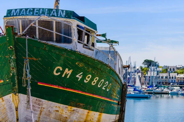 Old abandoned ship in the port of Camaret-sur-Mer.Brittany. Fran — Stock Photo, Image