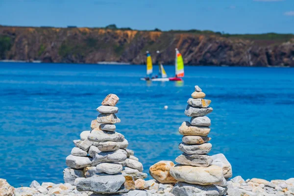 Landschaft in Camaret-sur-mer mit steinernen Türmen im Vordergrund — Stockfoto