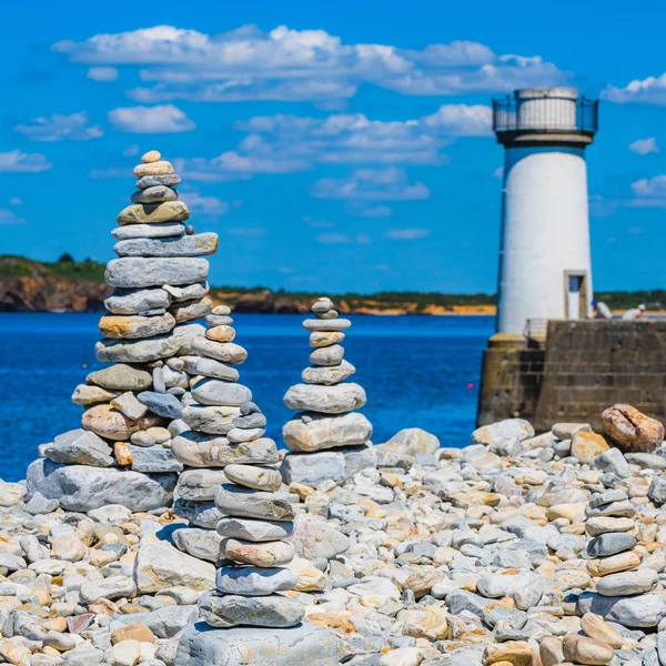 Landscape in Camaret-sur-Mer with stone towers in the foreground — Stock Photo, Image