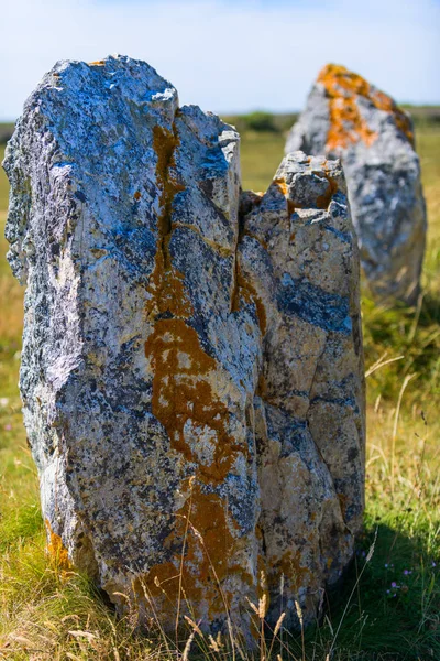 Die Ausrichtung von lagatjar ist eine interessante Ausrichtung von menhir — Stockfoto