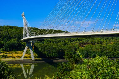 Crozon Yarımadası 'na şaşırtıcı derecede güzel bir Terenez köprüsü. Fin.