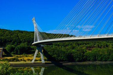 Crozon Yarımadası 'na şaşırtıcı derecede güzel bir Terenez köprüsü. Fin.