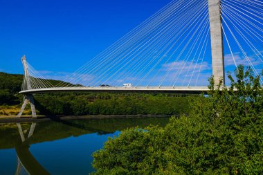 Crozon Yarımadası 'na şaşırtıcı derecede güzel bir Terenez köprüsü. Fin.