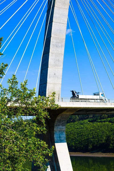 Incroyablement beau pont Terenez vers la péninsule de Crozon. Ailettes — Photo