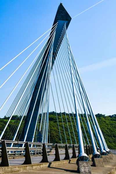 Incroyablement beau pont Terenez vers la péninsule de Crozon. Ailettes — Photo