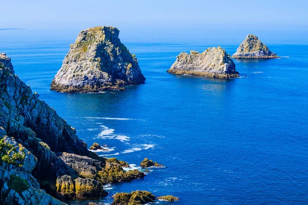 Crozon Yarımadası 'nda inanılmaz bir deniz manzarası var. Pen Hir Noktası. Fini.