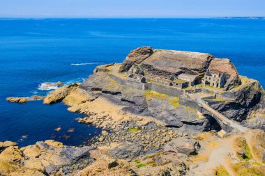 Crozon Yarımadası'nda terk edilmiş eski bir fort. Finister, ne kadar iyi. Brittany. 