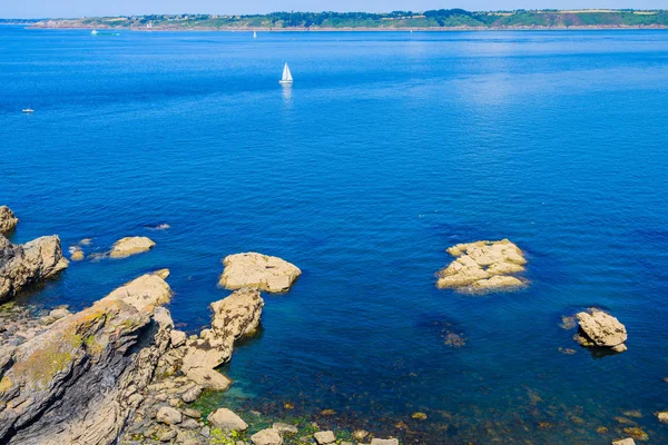 Otroligt sjölandskap på Crozonhalvön. Fruktansvärt. Bretagne. — Stockfoto