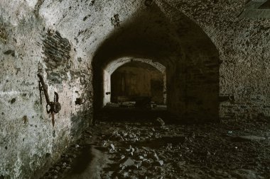 Crozon Yarımadası 'ndaki terk edilmiş eski kale. Eski model. Finister. B