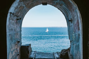 Crozon Yarımadası 'ndaki terk edilmiş eski kale. Eski model. Finister. B